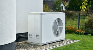 Eine Wärmepumpe im Garten eines Hauses