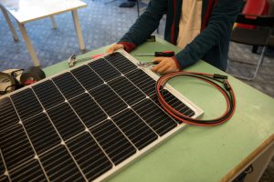 Ein Mann repariert einen Photovoltaik Panel
