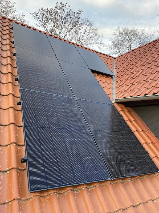 Solarmodule, montiert auf einem Steildach in Braunschweig