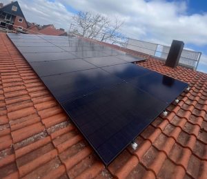 Aufnahme eines Solarmoduls, montiert auf einem Dach in Hannover