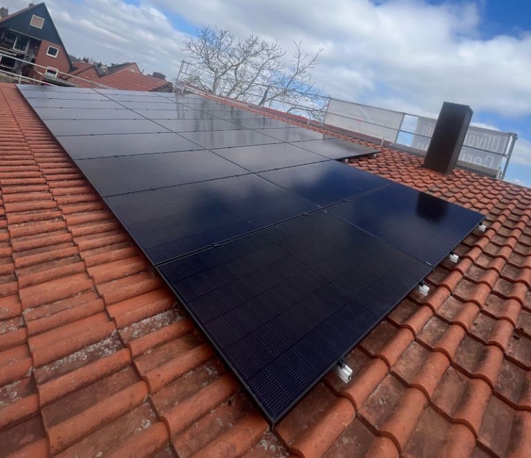 Aufnahme eines Solarmoduls, montiert auf einem Dach in Hannover