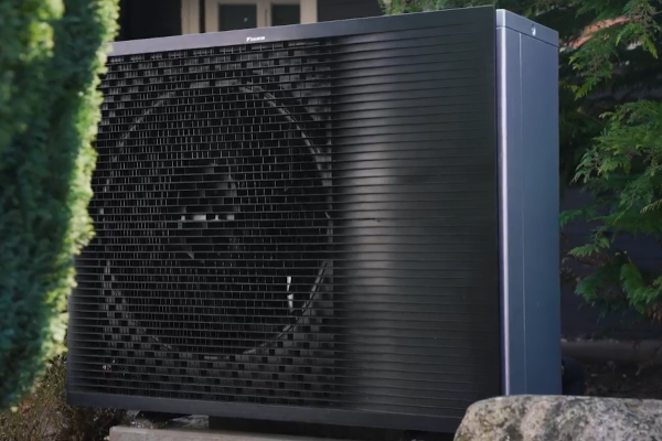 Ein Wärmepumpen Außengerät, installiert an einem Haus in Braunschweig