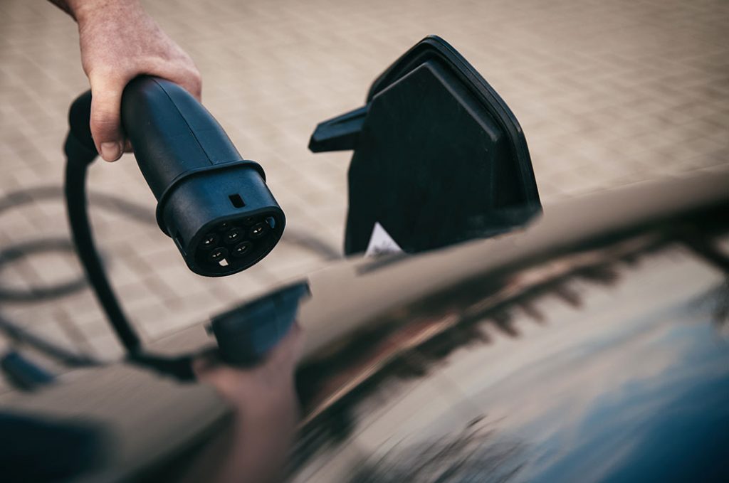 Ladekabel wird an Elektroauto angeschlossen