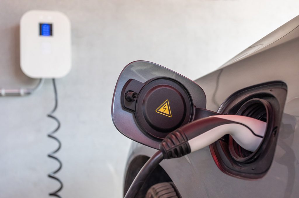 E-Auto wird an eigener Wallbox aufgeladen