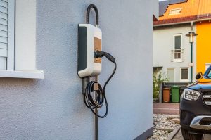 Wallbox an einer Hauswand eines Einfamilienhauses
