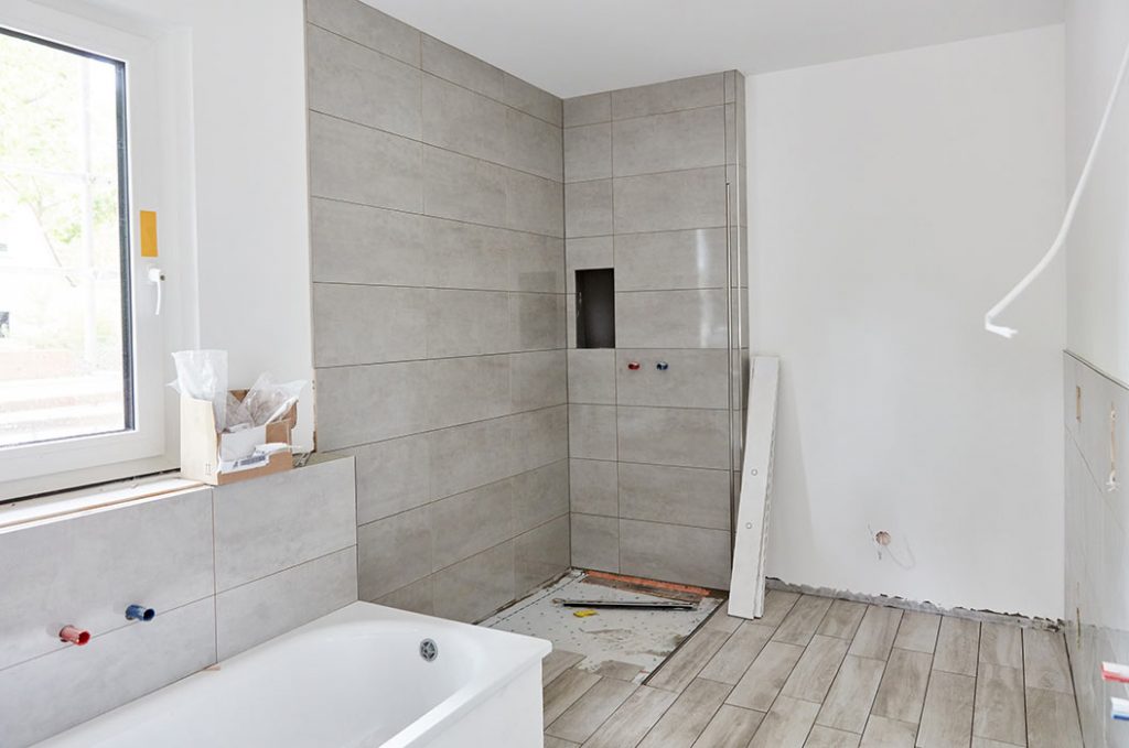 Neues Badezimmer mit Fliesen nach Malerarbeiten